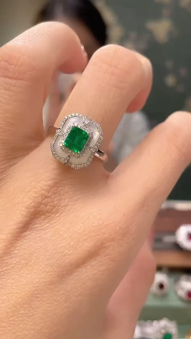 18K金镶嵌戒指祖母绿斯瓦特主石：0.76ct