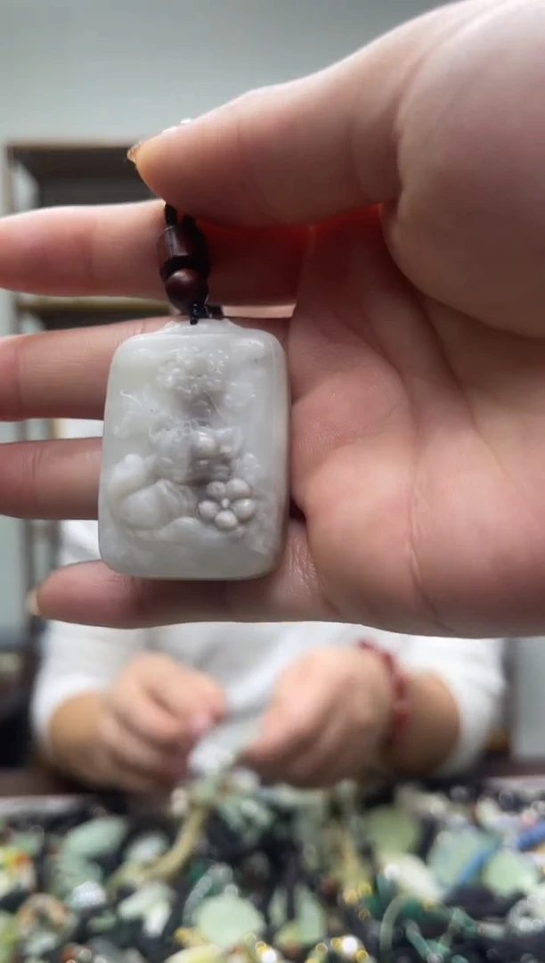 未镶嵌蛇纹石玉吊坠·