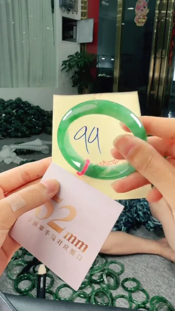 未镶嵌手镯石英质玉（非洲翠）有天然性（洒金亮片/矿点/棉线）99