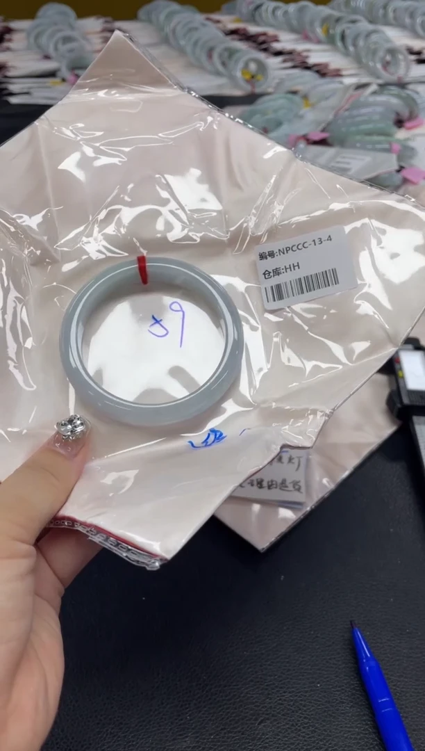 翡翠手镯未镶嵌翡翠手镯