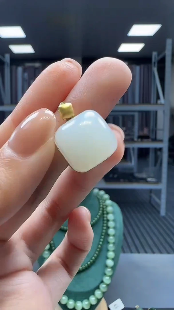 18K金镶嵌和田玉挂件1