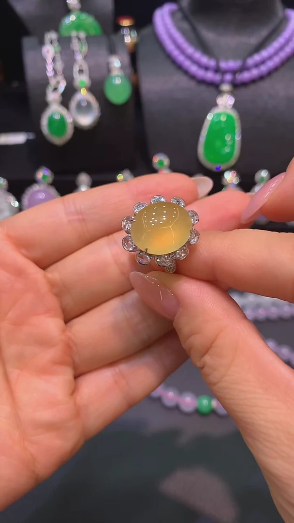 18K金镶嵌戒指翡翠戒指