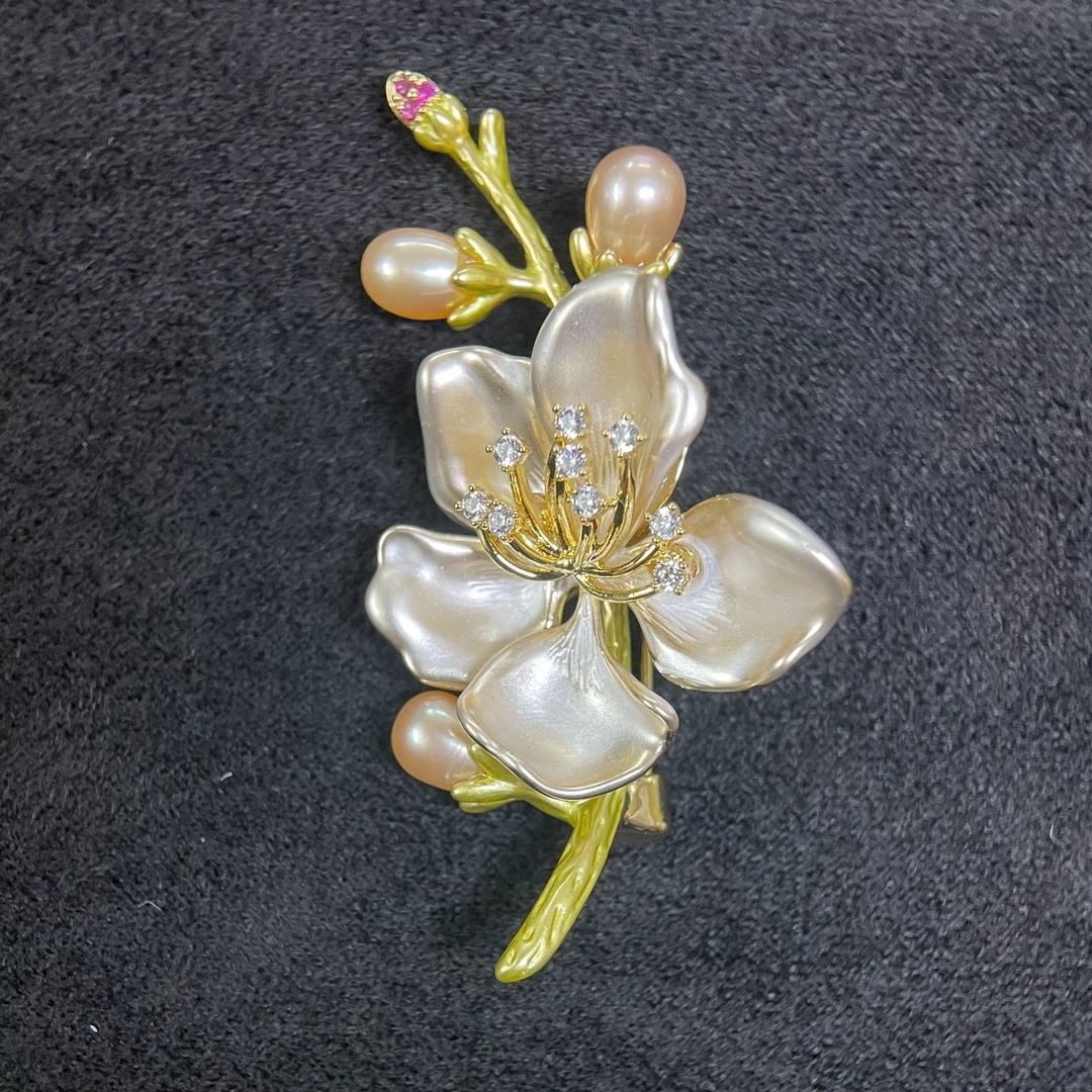 铜合金锆石胸针 腊梅珐琅彩珍珠铜镶锆石胸针   时尚百搭