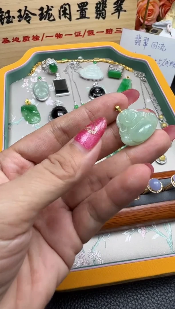 翡翠18K金镶嵌颈饰天然缅甸翡翠A货