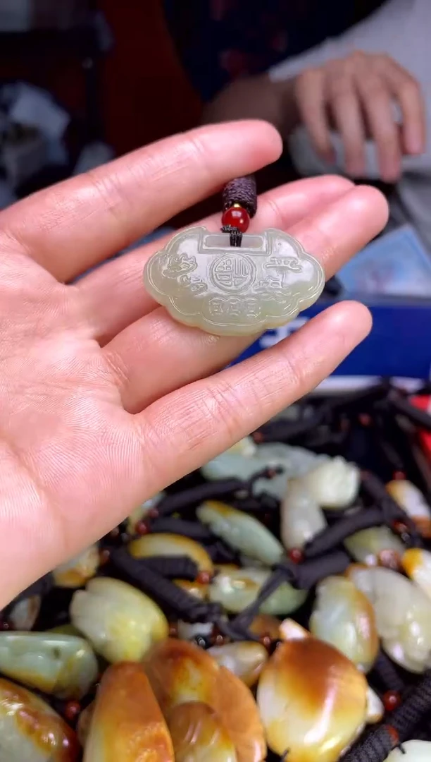 和田玉未镶嵌颈饰1