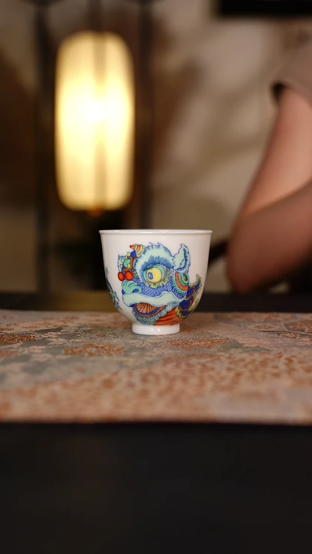 朴真堂斗彩醒狮敞口杯