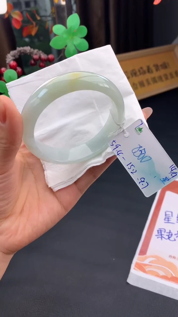 未镶嵌手镯翡翠自带#送人#，联系客服核对地址~