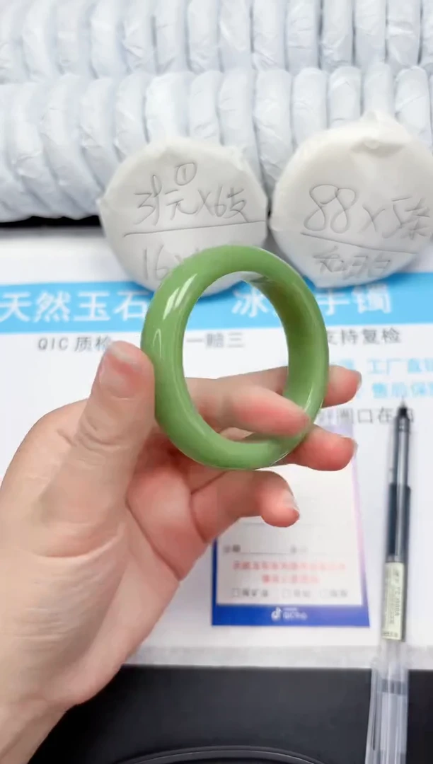 【闪购商品】石英质玉手镯未镶嵌18-52.9