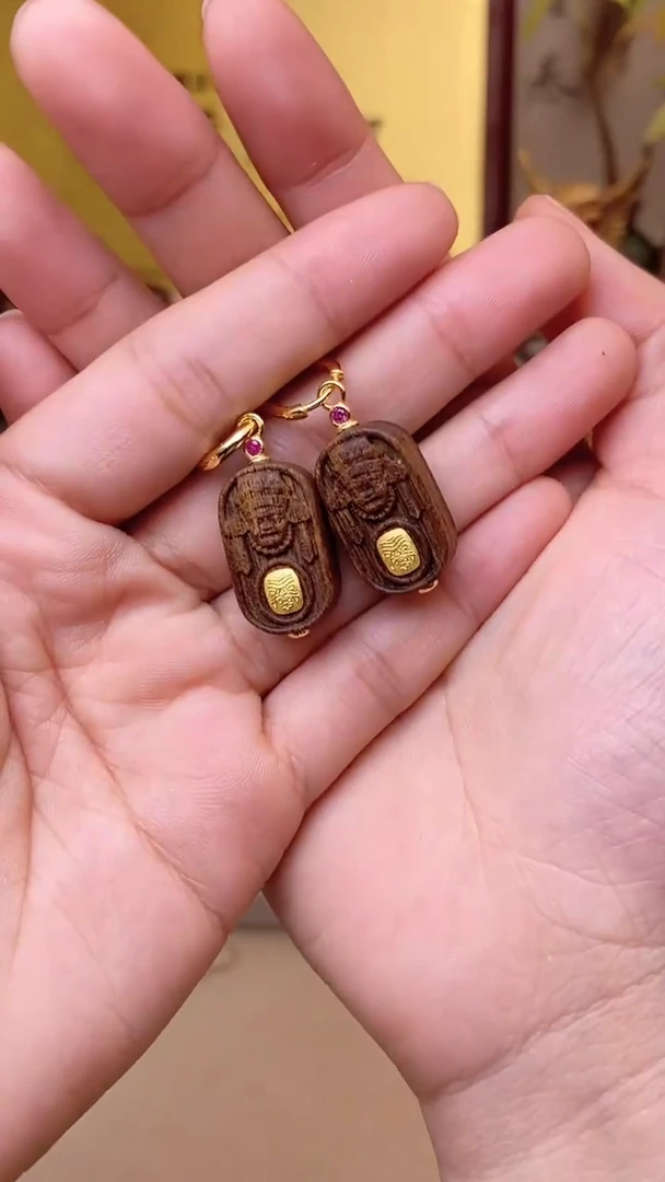 【闪购商品】沉香木吊坠野生芽庄雷料白棋沉水雕刻扎基耳环吊坠一对