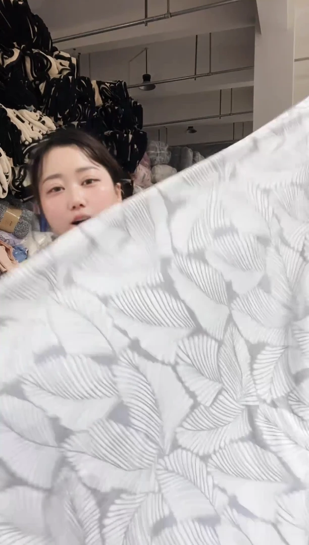 混纺主播手上展示的产品