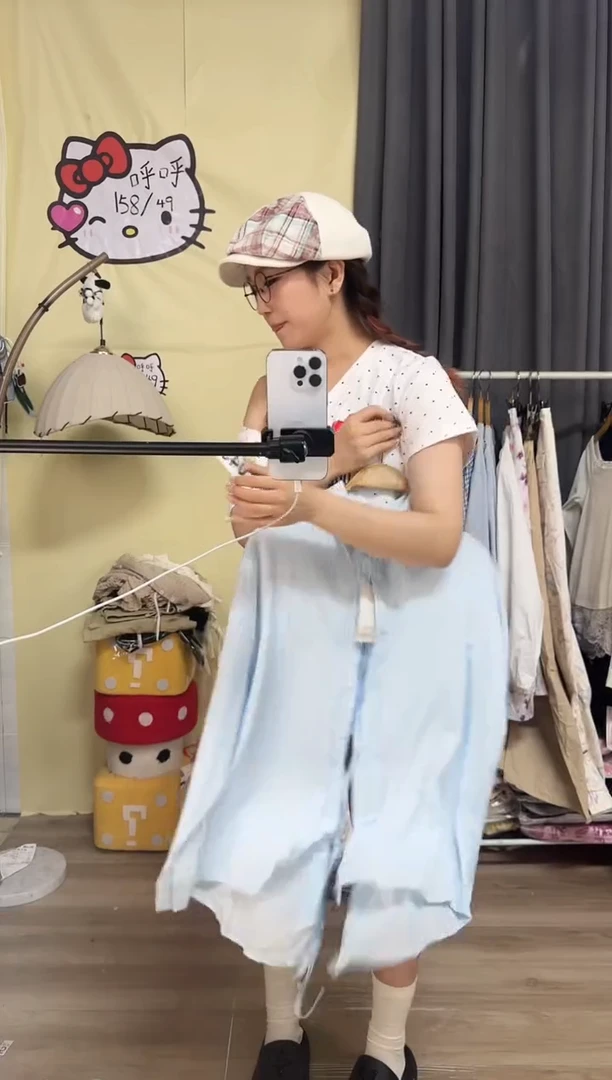 蓝色微微露背衬衣