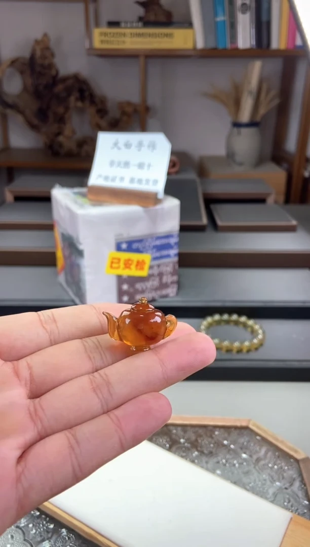 琥珀颈饰未镶嵌把把壶