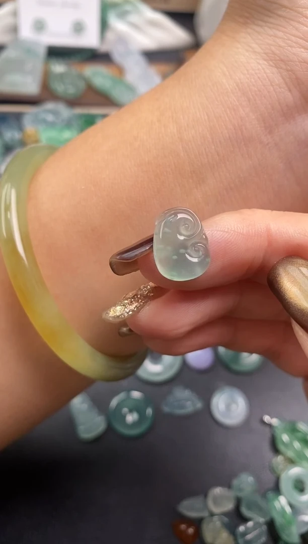 颈饰未镶嵌翡翠如意