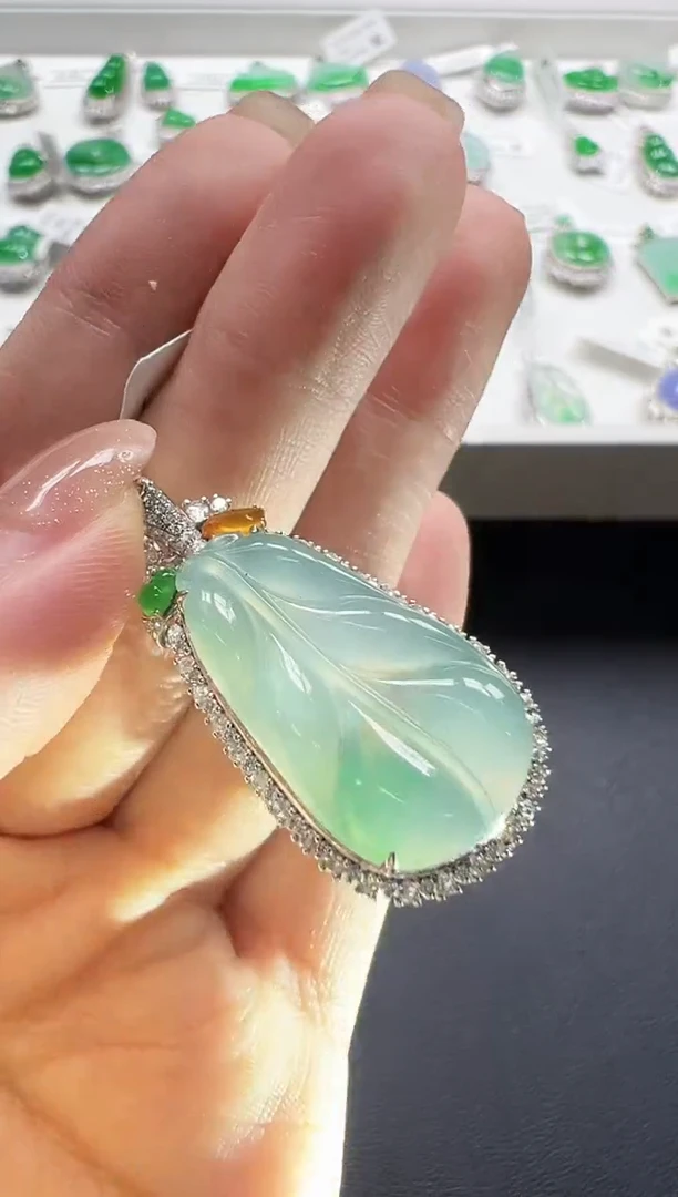 颈饰18K金镶嵌翡翠KAZ1102-032