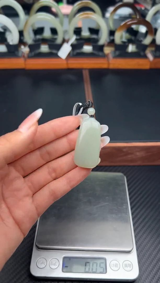 吊坠(赠链)未镶嵌和田玉且末微色差近矿