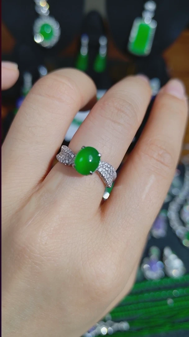 吊坠(不含链)18K金镶嵌翡翠蛋面戒指