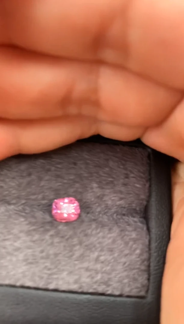 未镶嵌裸石定制尖晶石枕型 粉色调 1.29ct