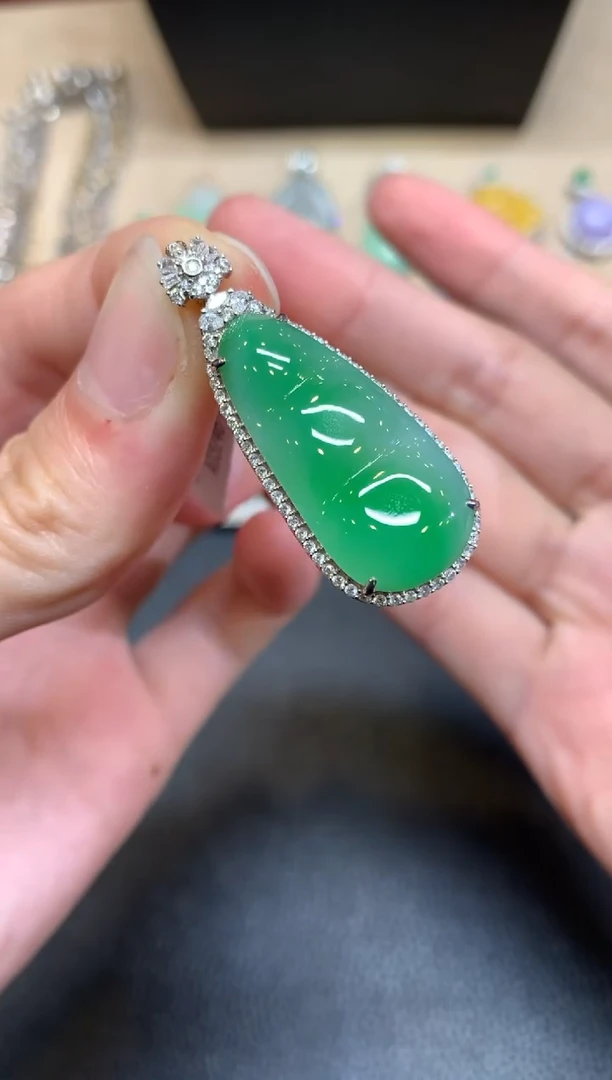 【闪购商品】翡翠颈饰18K金镶嵌福豆【无服务费】