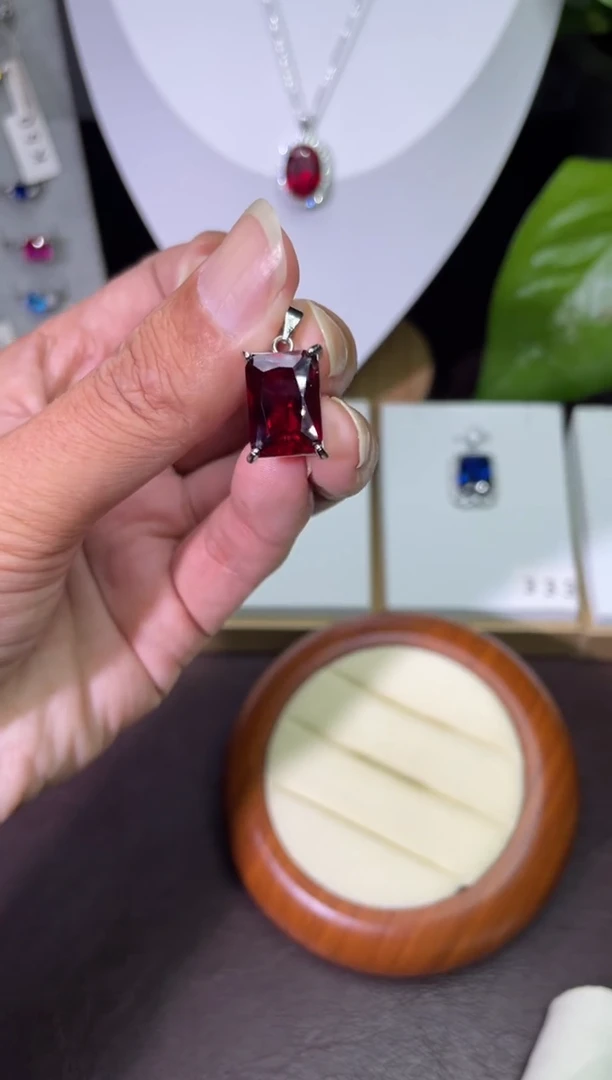 合金颈饰合成钻石红宝吊坠