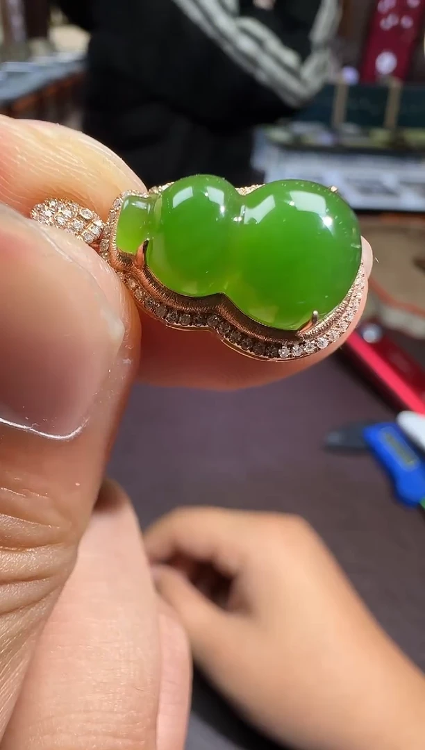 18K金镶嵌和田玉挂件【陆104】150 5512 多样性发其一