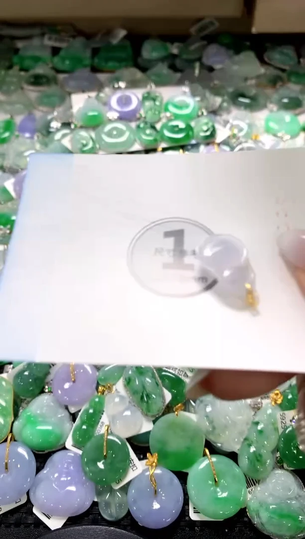 颈饰18K金镶嵌翡翠1111111111111111