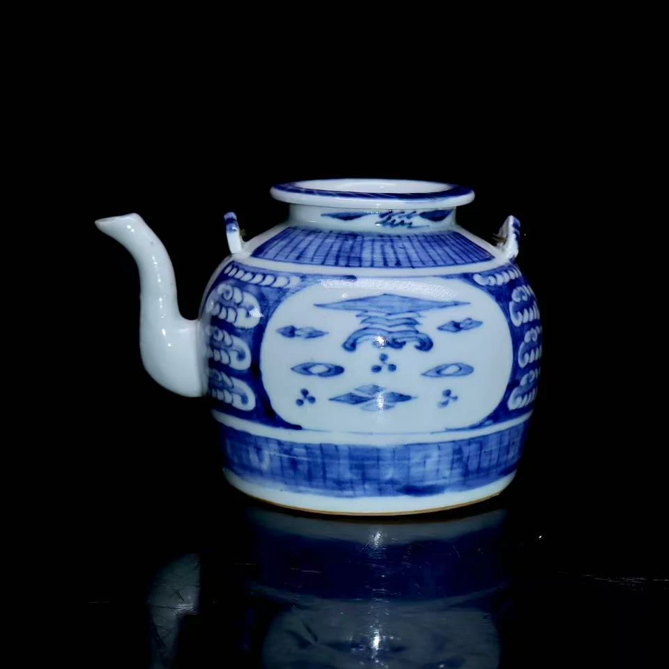 6: 清晚期青花博古纹茶壶