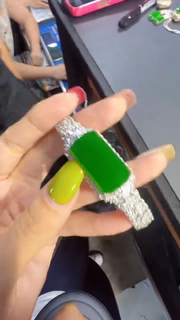 定制翡翠未镶嵌翡翠A货有轻微色差属于正常现象，手牌1