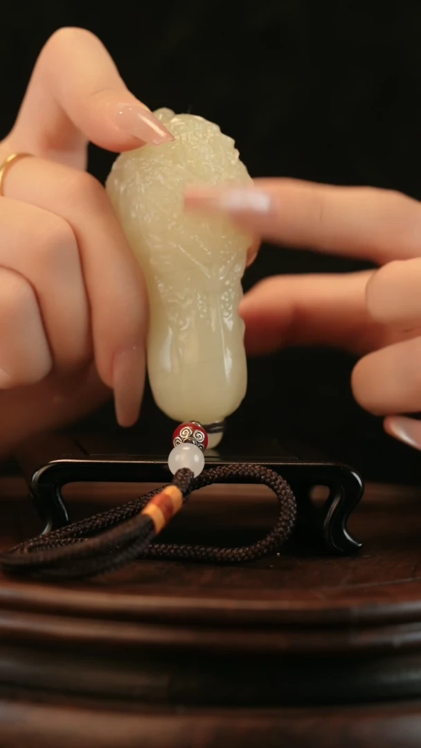 云南石竹叶青雕刻：手握白菜