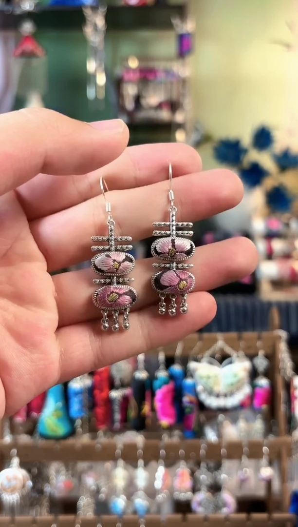 彩云南阁非遗老绣饰品605