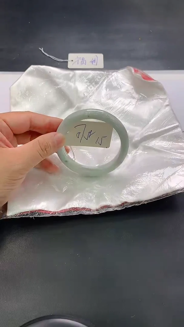 翡翠手镯未镶嵌2