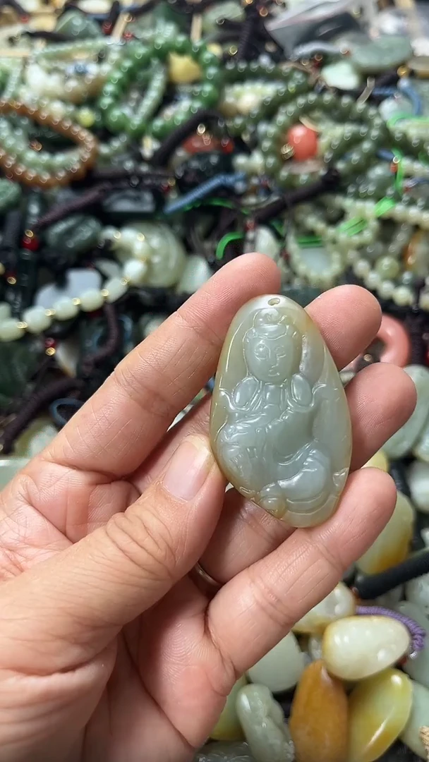 和田玉未镶嵌颈饰（多样性发一件）没有证书有瑕