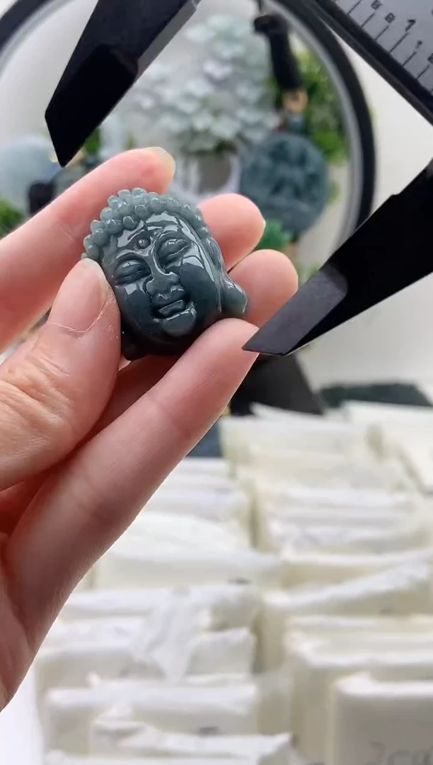翡翠未镶嵌颈饰佛头