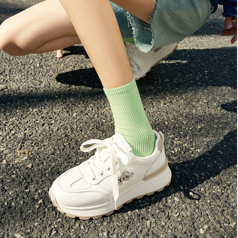 意尔康正品真皮时尚运动鞋2025新款休闲百搭慢跑鞋舒适厚底妈妈鞋