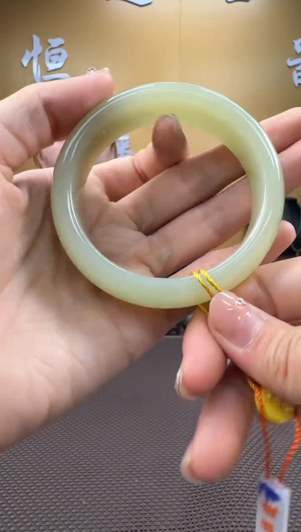 【闪购商品】和田玉手镯未镶嵌57