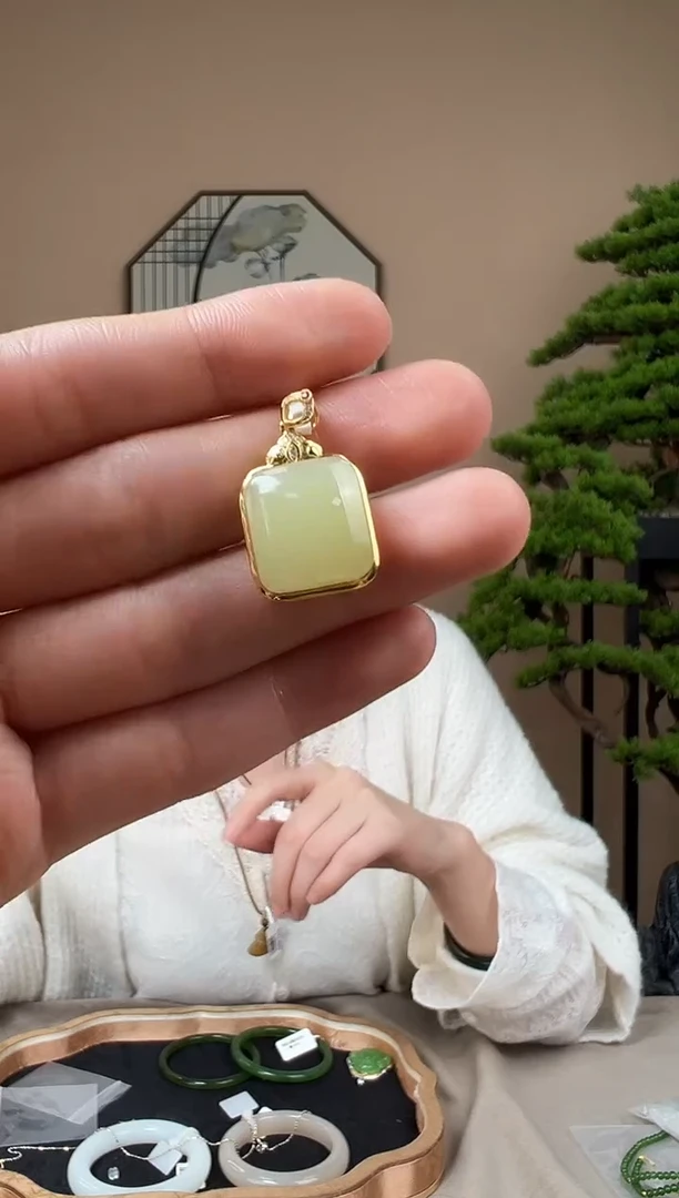 颈饰18K金镶嵌和田玉18K金镶黄口平安无事牌吊坠