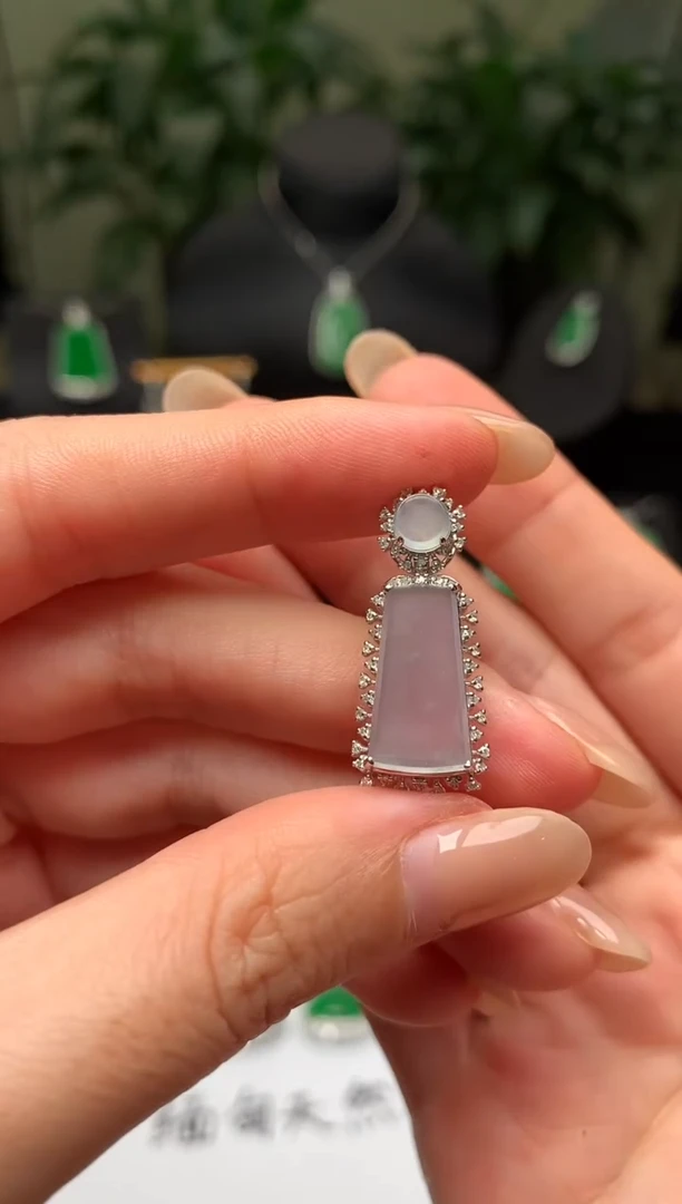 颈饰18K金镶嵌翡翠无事牌