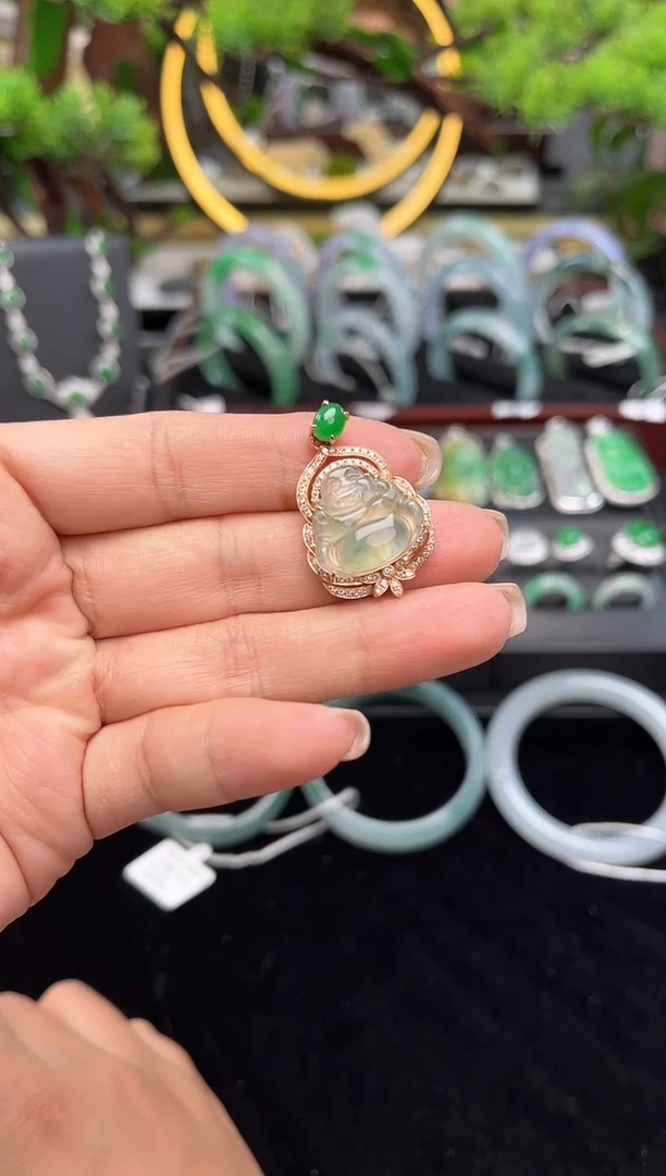 颈饰18K金镶嵌翡翠吊坠