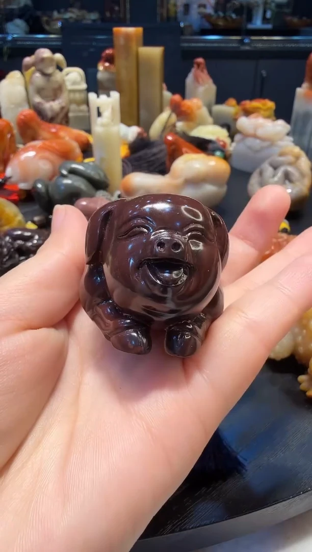 寿山石其他苹*?月尾紫小猪手件