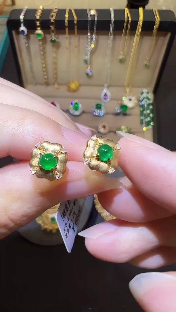 18K金镶嵌耳饰祖母绿0.4ct