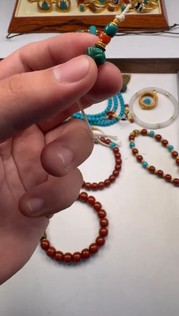 18K金镶嵌南红玛瑙挂件关****～配饰配饰