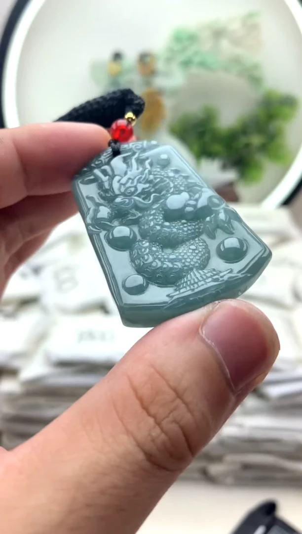 颈饰未镶嵌翡翠龙牌
