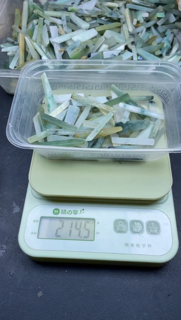 【闪购商品】翡翠颈饰未镶嵌天然翡翠边角中号200克25