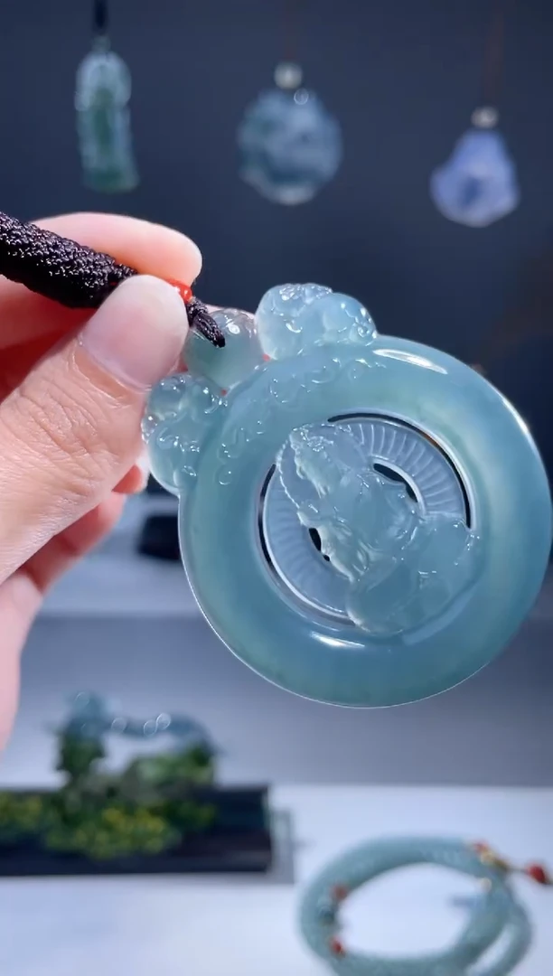 翡翠未镶嵌颈饰观音