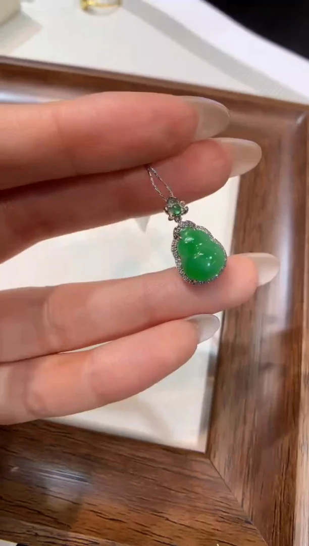 颈饰18K金镶嵌翡翠葫芦