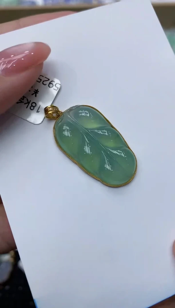 翡翠18K金镶嵌颈饰111111111