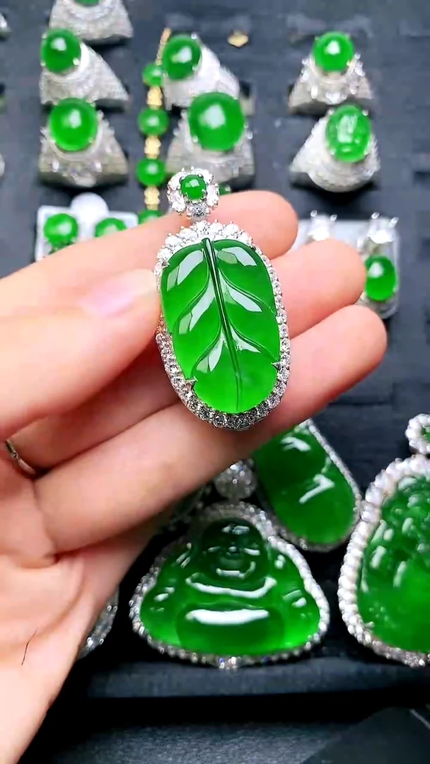 【闪购商品】翡翠吊坠(赠链)未镶嵌叶子吊坠