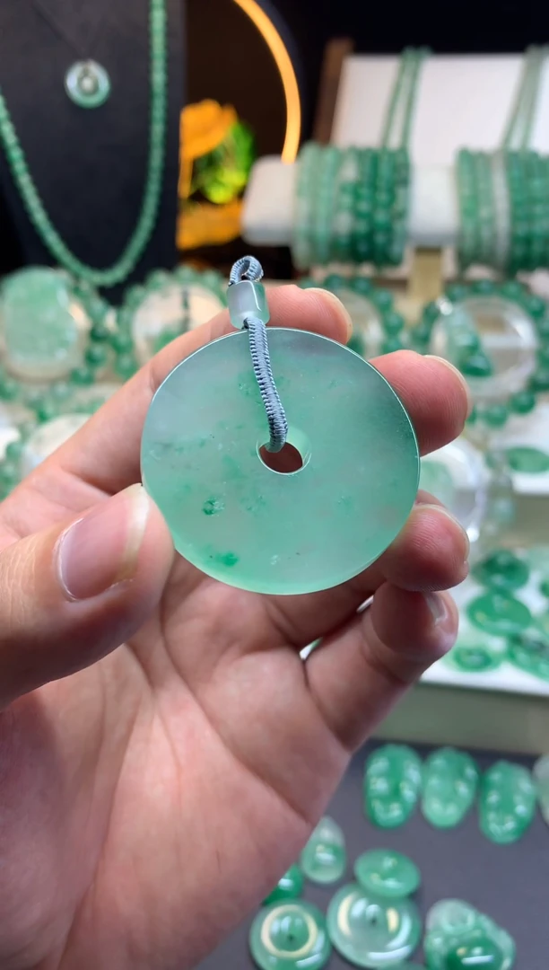 吊坠(不含链)未镶嵌石英质玉（非洲翠）焦****）40平安扣