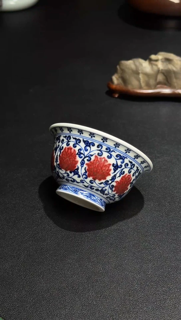 青花釉里红缠枝莲压手杯