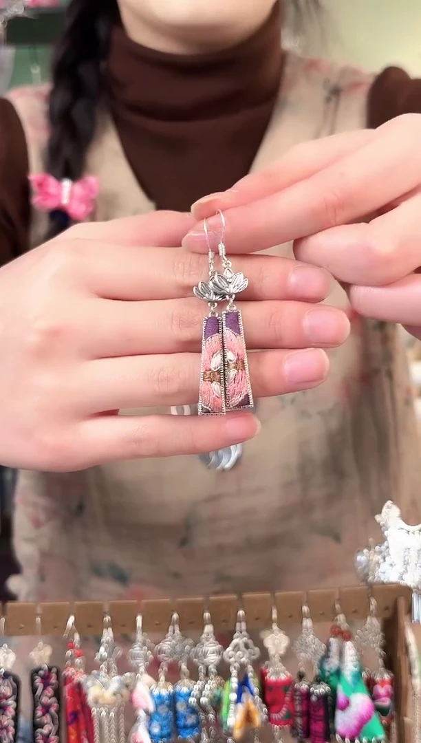 彩云南阁非遗老绣苗银饰品374