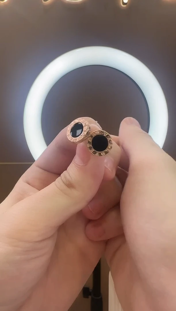 18K金镶嵌黑饼耳钉玛瑙/玉髓黑饼耳钉